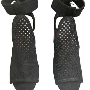 Universal‎ Thread Black Cutout Sandals